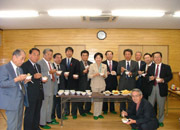 下関市長府の松小田中央自治会を視察し、防災食を試食体験の画像
