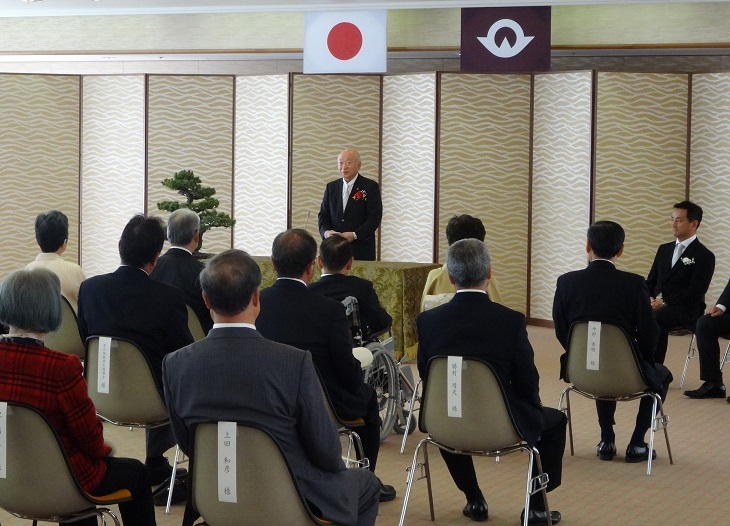 県選奨式においてお祝いの言葉を述べる畑原議長