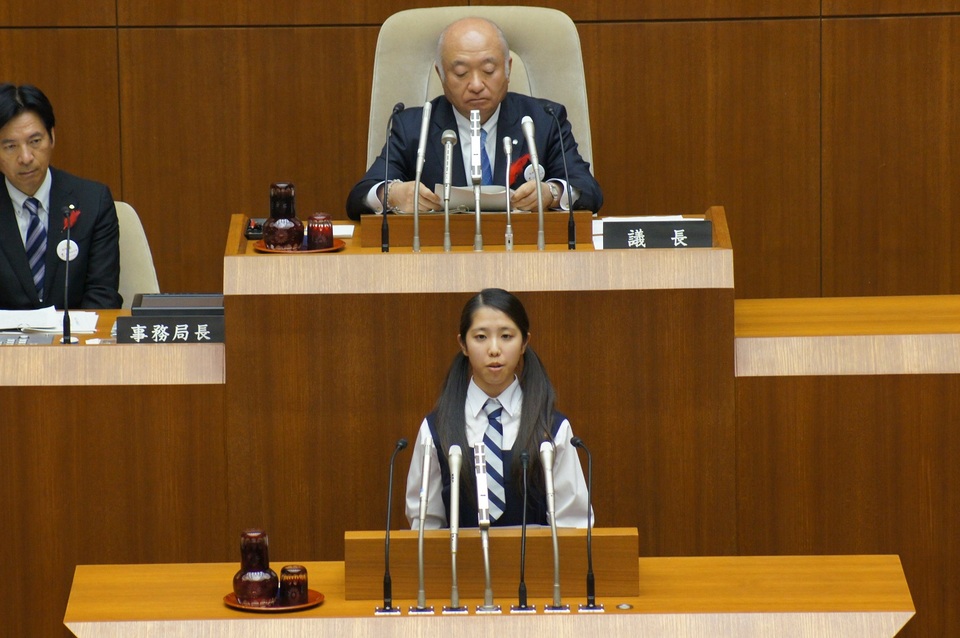 第3回やまぐち高校生県議会において決意表明を述べる高校生代表