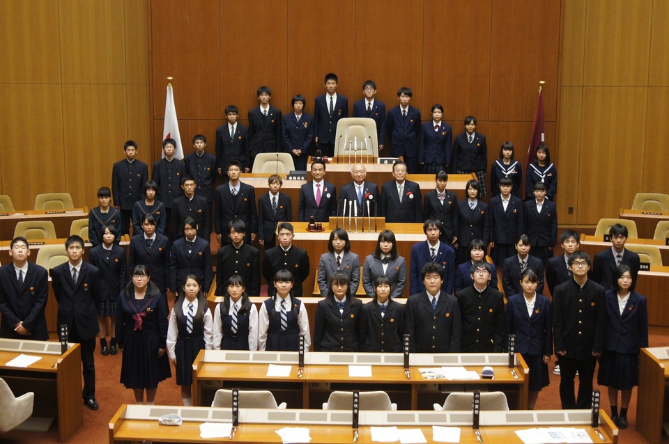 第3回やまぐち高校生県議会において参加高校生と集合写真を撮影する柳居議長