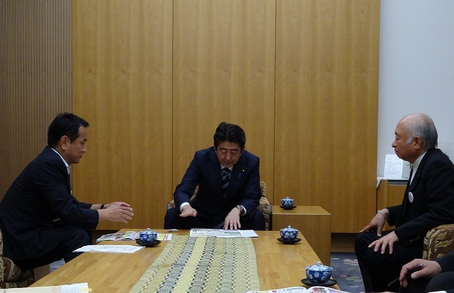 安倍内閣総理大臣に対し要望内容を説明の画像