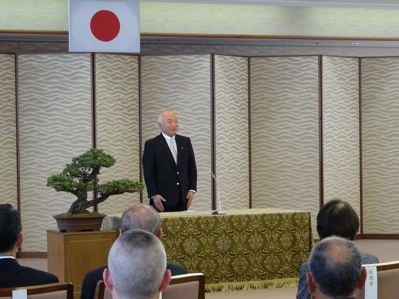 春の叙勲・褒章伝達式で祝辞を述べる柳居議長