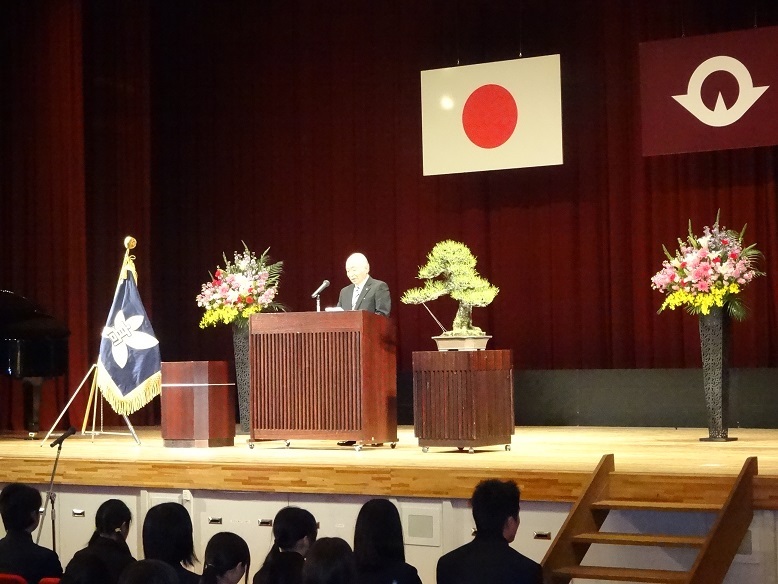 山口県立周防大島高校卒業式において祝辞を述べる柳居議長