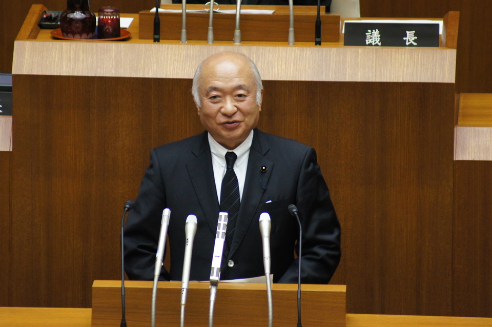 第63代議長に選任され挨拶する柳居議長