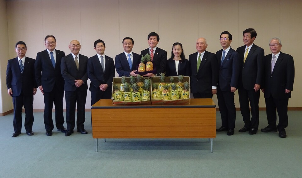 台湾産パイナップル贈呈式で記念撮影を行う柳居議長