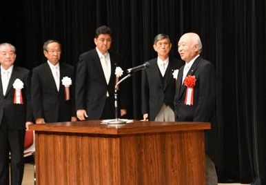 天皇陛下御即位奉祝山口県民大会で挨拶する柳居議長