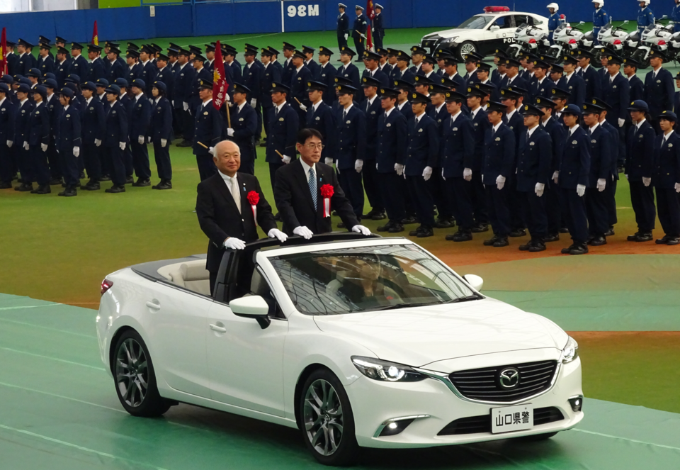 山口県警察視閲式で巡閲する柳居議長