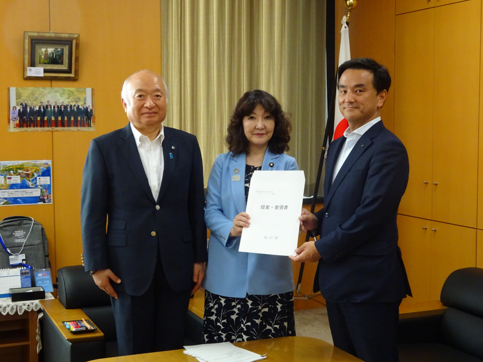 片山さつき内閣府特命担当大臣に要望書を渡す村岡知事と柳居議長