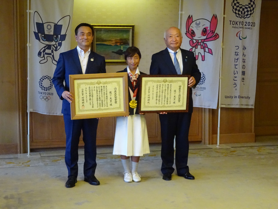 道下美里選手と記念撮影を行う柳居議長