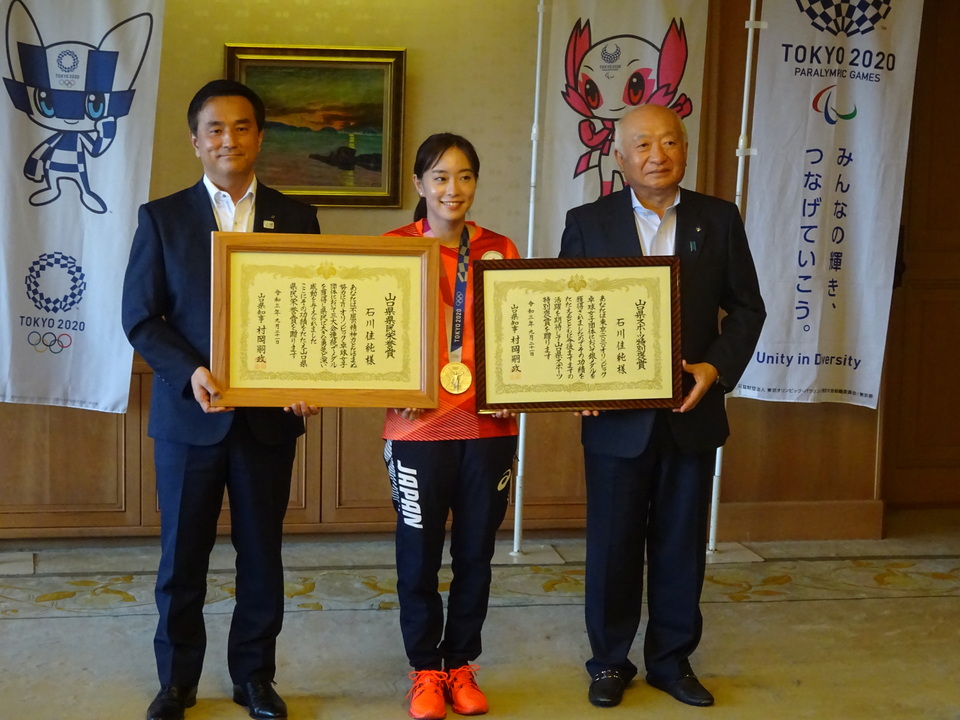 石川佳純選手と記念撮影を行う柳居議長