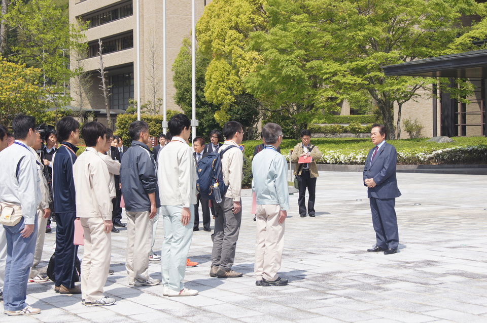 被災地支援へ出発する職員に対し激励を述べる畑原議長