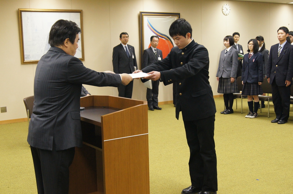 高校生議員に任命書を手渡す畑原議長