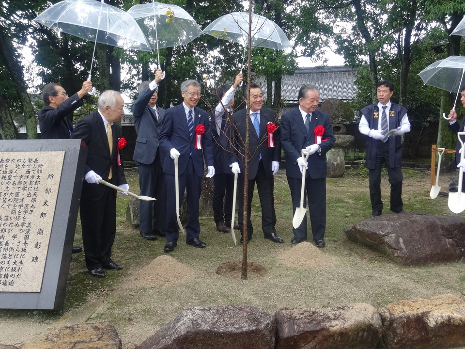 記念植樹をする畑原議長