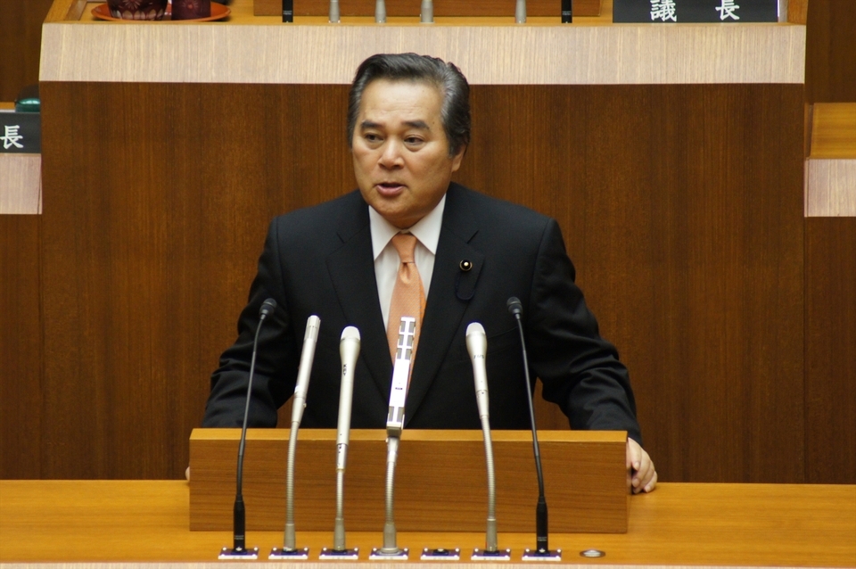 第62代議長に選任され挨拶する畑原議長