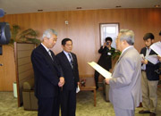 斉藤会長、新谷副会長から申し出を受ける島田議長の画像