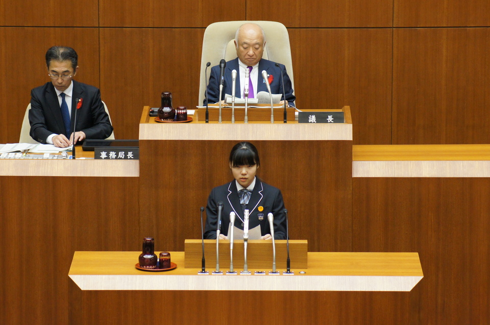 第5回やまぐち高校生県議会(質問時) 第5回やまぐち高校生県議会(質問時)