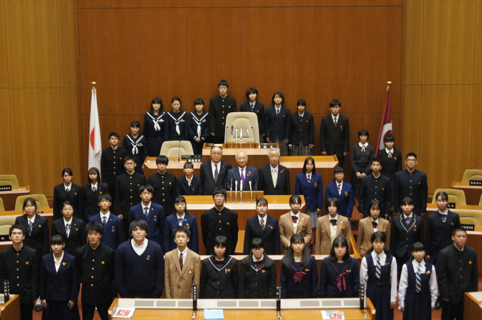 第5回やまぐち高校生県議会(集合写真) 第5回やまぐち高校生県議会(集合写真)
