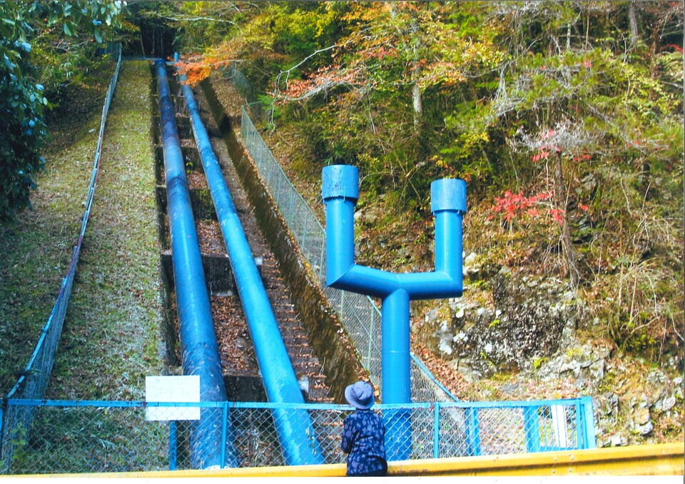 山上に延びる2本の鉄管