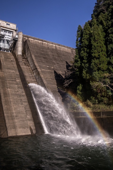 虹のかかるダム発電所