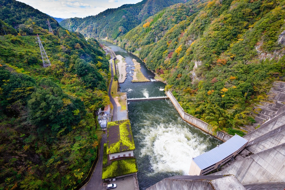 秋の阿武川と発電所