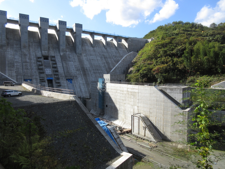 発電所建屋建設中