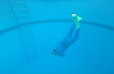 水深5ｍの潜水プールでダイビングの実習を行います。