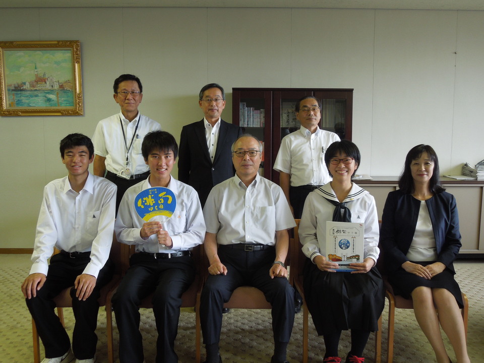 第21回俳句甲子園　全国高等学校俳句選手権大会で優勝した県立徳山高等学校文芸部が、浅原教育長に優勝報告を行いました。