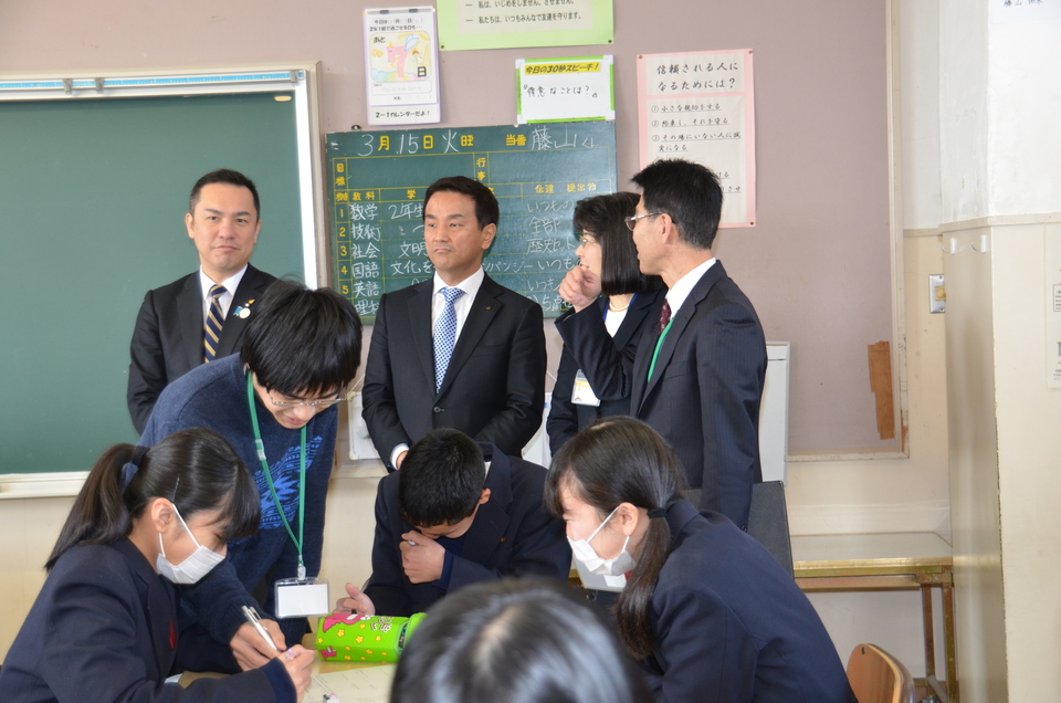 三重、山口県知事　萩東中訪問