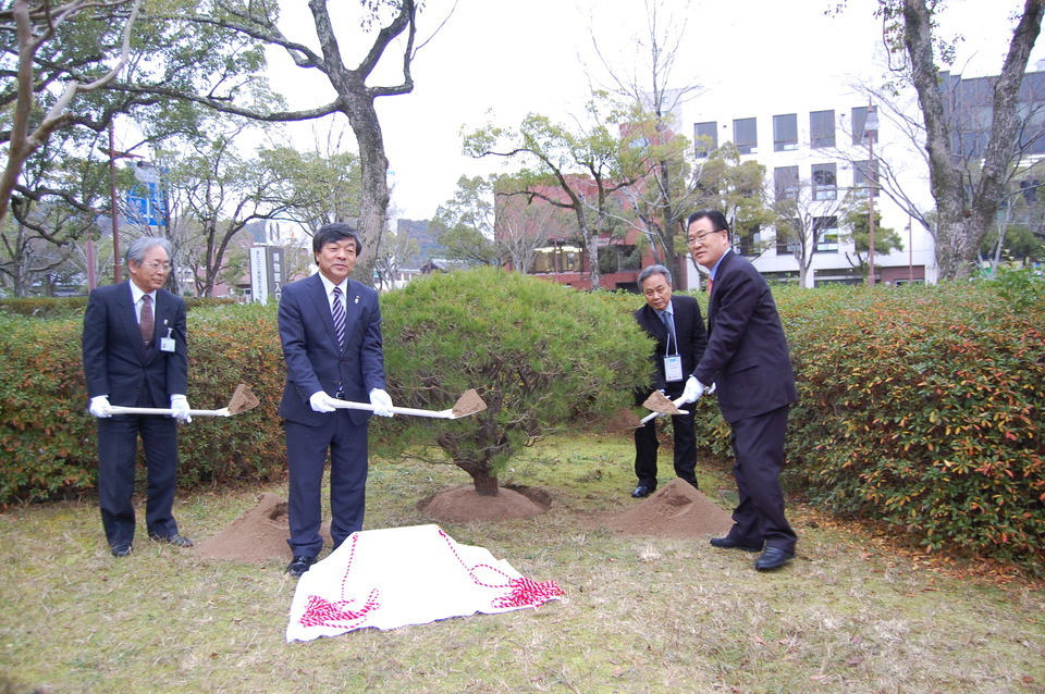 12月17日（火曜日）山口県教育委員会と慶尚南道教育庁の友好交流15周年記念植樹式を行いましたの画像