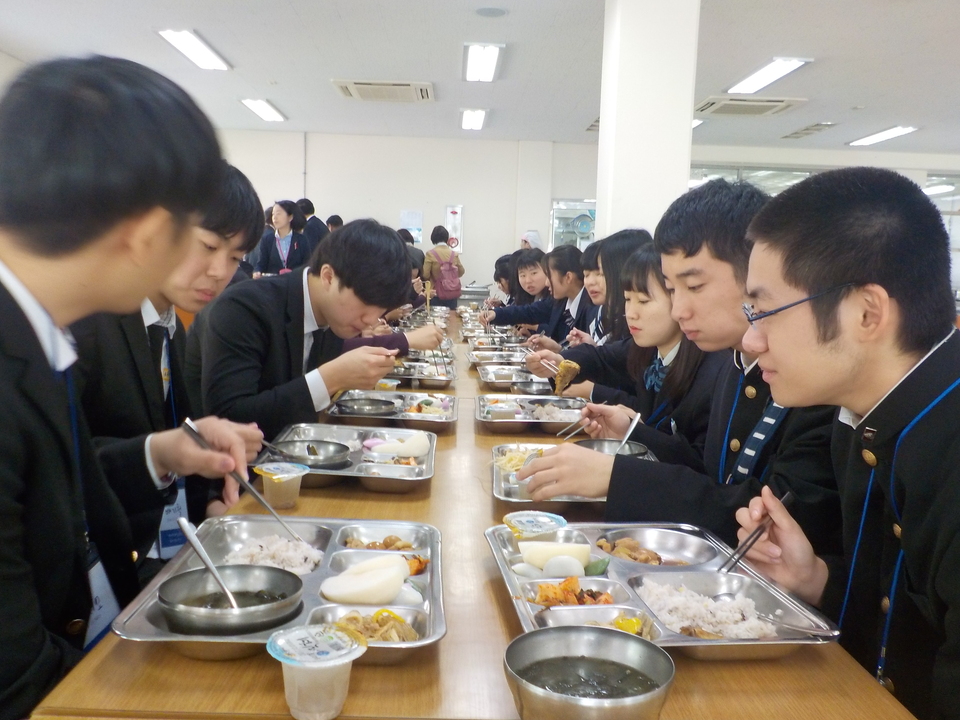 給食・歓談の画像