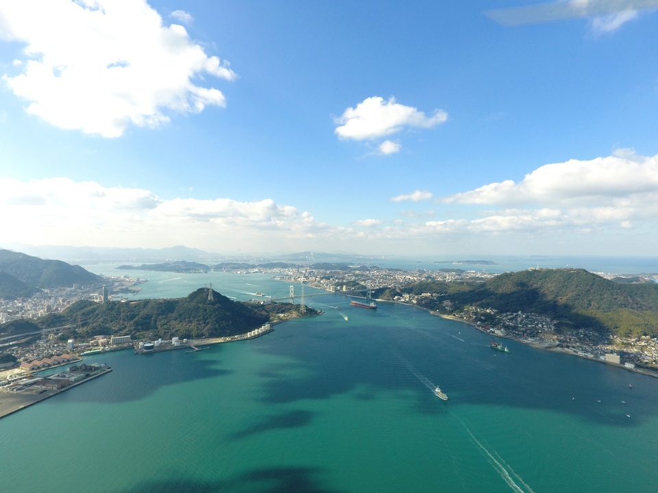 空から見た関門海峡の画像