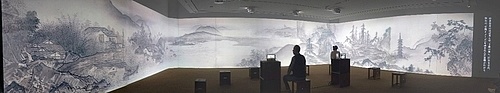 四季山水図の高精細デジタル映像を展示室の壁3面（約30ｍ）に拡大投影の画像