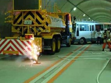 5ステップ(4)　トンネル内事故車両火災消火訓練の画像3