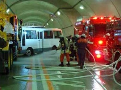 5ステップ(4)　トンネル内事故車両火災消火訓練の画像4