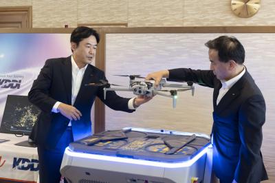 ドローンの説明を受ける村岡知事の写真